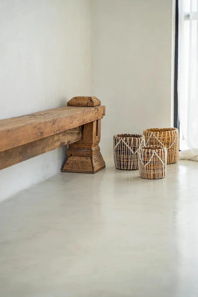 Banquette en bois rustique avec paniers tissés dans Le Panier Macra-mazing Blanc Naturel S
