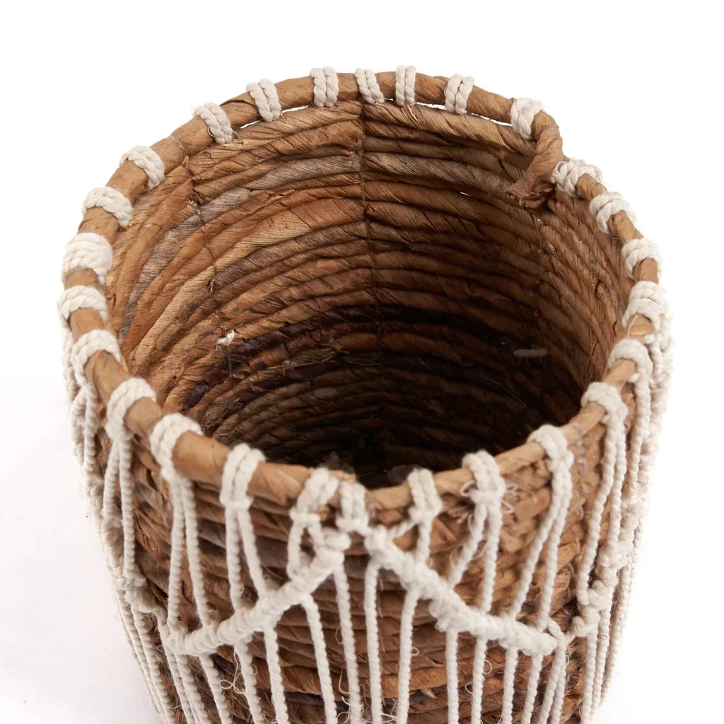 Panier en toile tissée marron avec accents en macramé pour le produit Le panier Macra-mazing Blanc naturel S