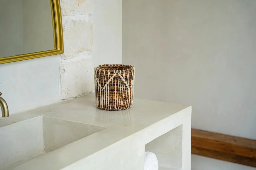 Panier Macra-mazing en osier brun et blanc naturel pour rangement stylish