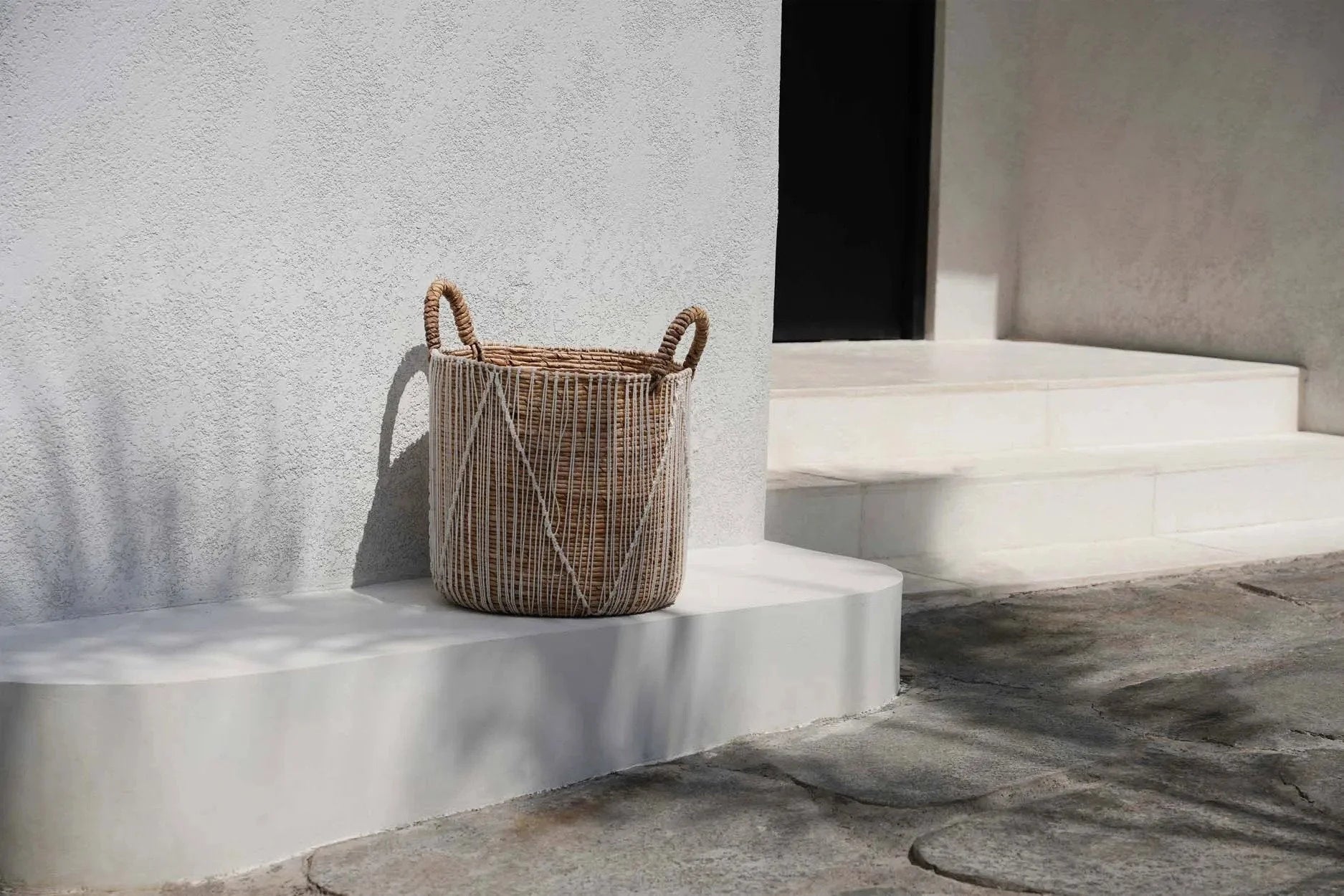 Panier en macramé cylindrique en jonc de mer naturel et blanc avec poignées