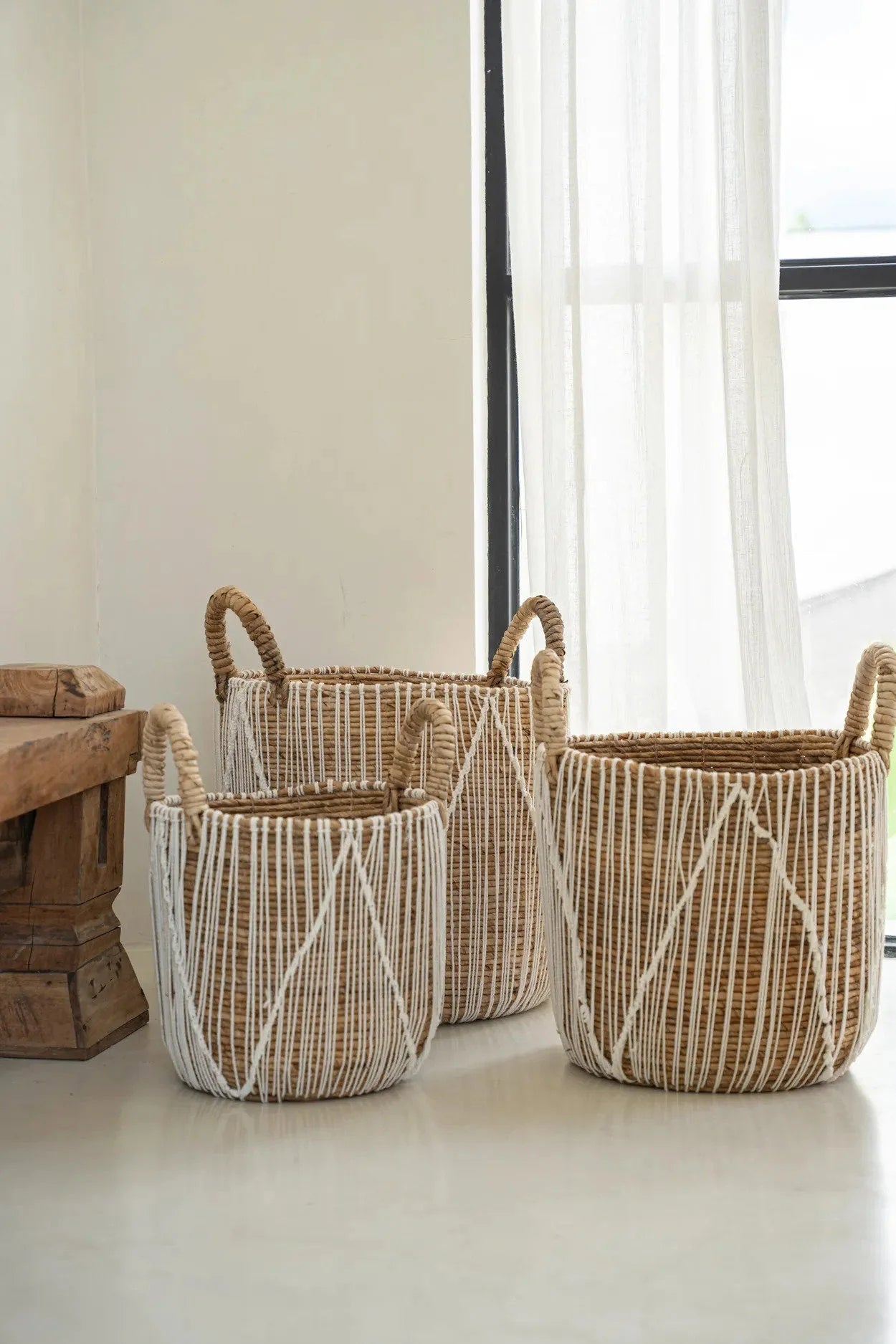Trois paniers en macramé cylindriques en jonc de mer naturel et blanc avec poignées