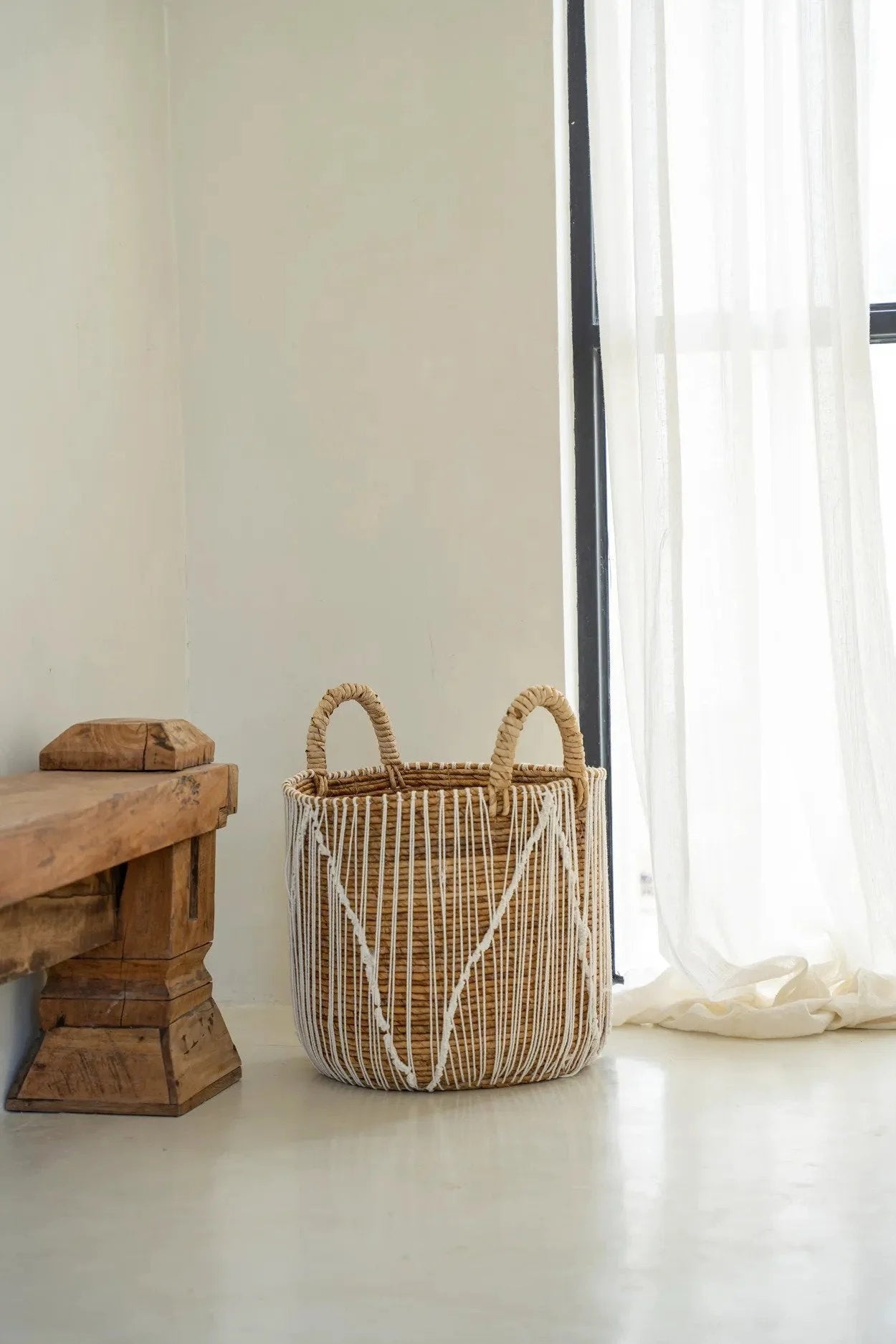 Panier en macramé cylindrique en jonc de mer naturel et blanc avec poignées