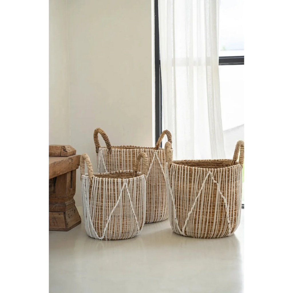 Panier en macramé cylindrique en jonc de mer naturel et blanc avec poignées – H45 cm