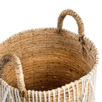 Panier en macramé cylindrique en jonc de mer naturel et blanc avec poignées et frange blanche