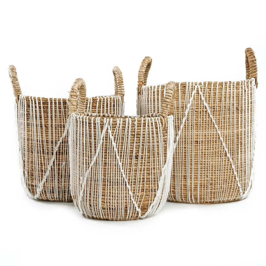 Trois paniers en macramé cylindriques en jonc de mer naturel et blanc avec poignées
