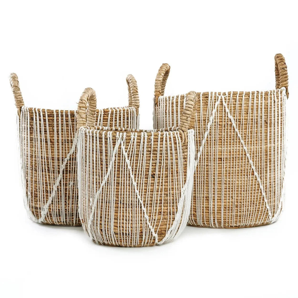 Trois paniers en macramé cylindriques en jonc de mer naturel et blanc avec poignées