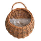 Panier mural en osier pour plantes sur fond blanc
