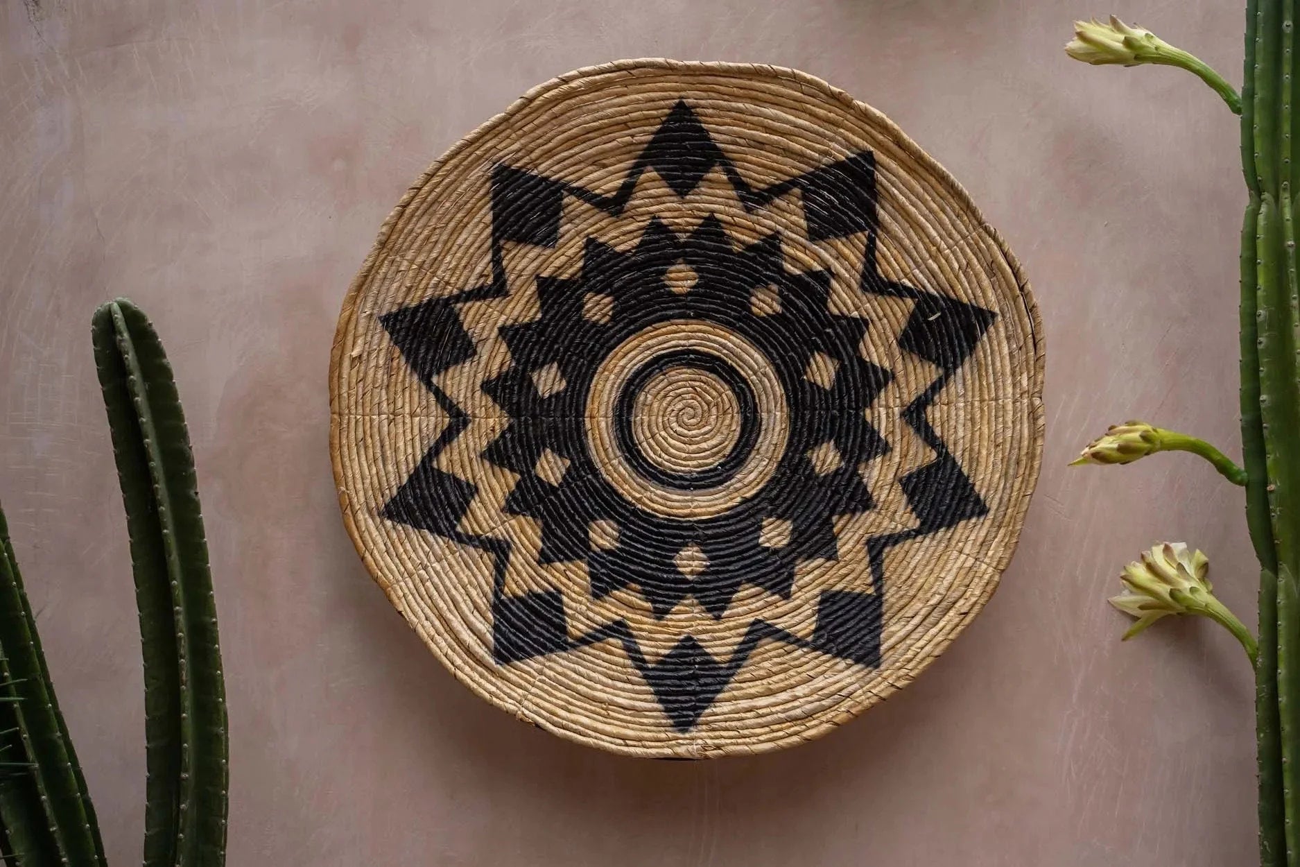 Panier mural rond en rotin motif étoile noire naturel – Ø90 cm