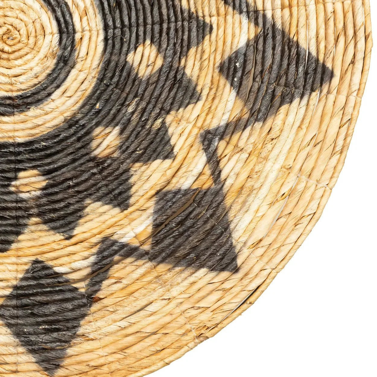Panier mural rond en rotin avec motif étoile noire naturel et motif géométrique