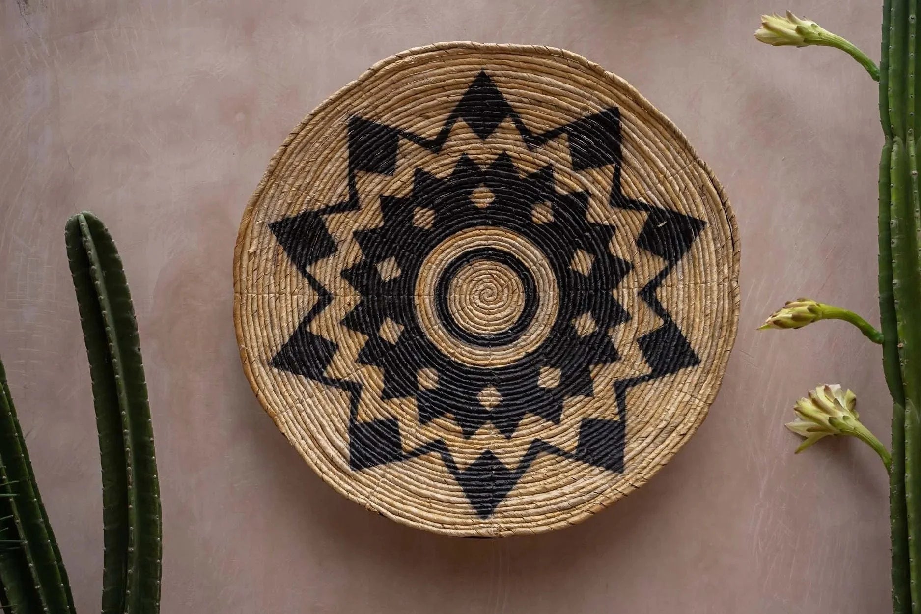 Panier mural rond en rotin avec motif étoile noire, design géométrique naturel Ø90 cm