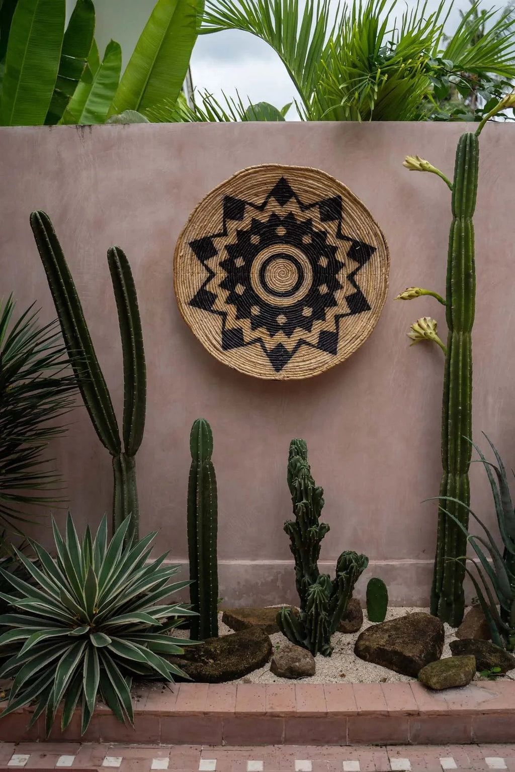 Panier mural rond en rotin avec motif étoile noire, décoration murale naturelle diamètre 90 cm