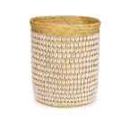 Panier cylindrique tressé en pandan avec embellissements de coquillages cowrie