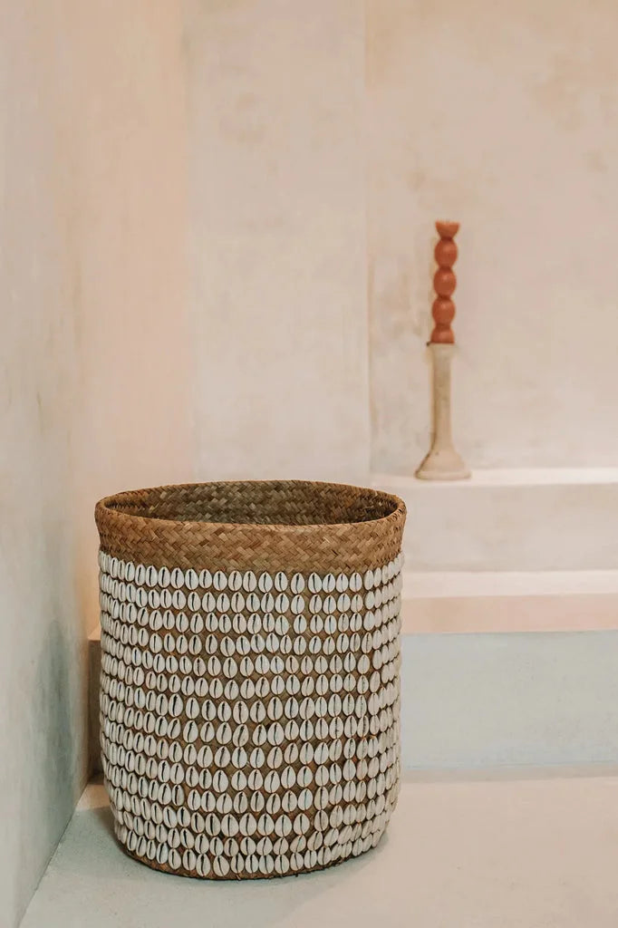 Panier en pandan tressé décoré de coquillages pour la décoration intérieure