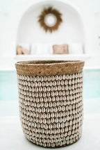Panier en pandan tressé recouvert de coquillages pour une décoration maritime naturelle
