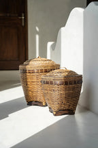 Deux paniers de rangement cylindriques en rotin naturel avec couvercles décoratifs