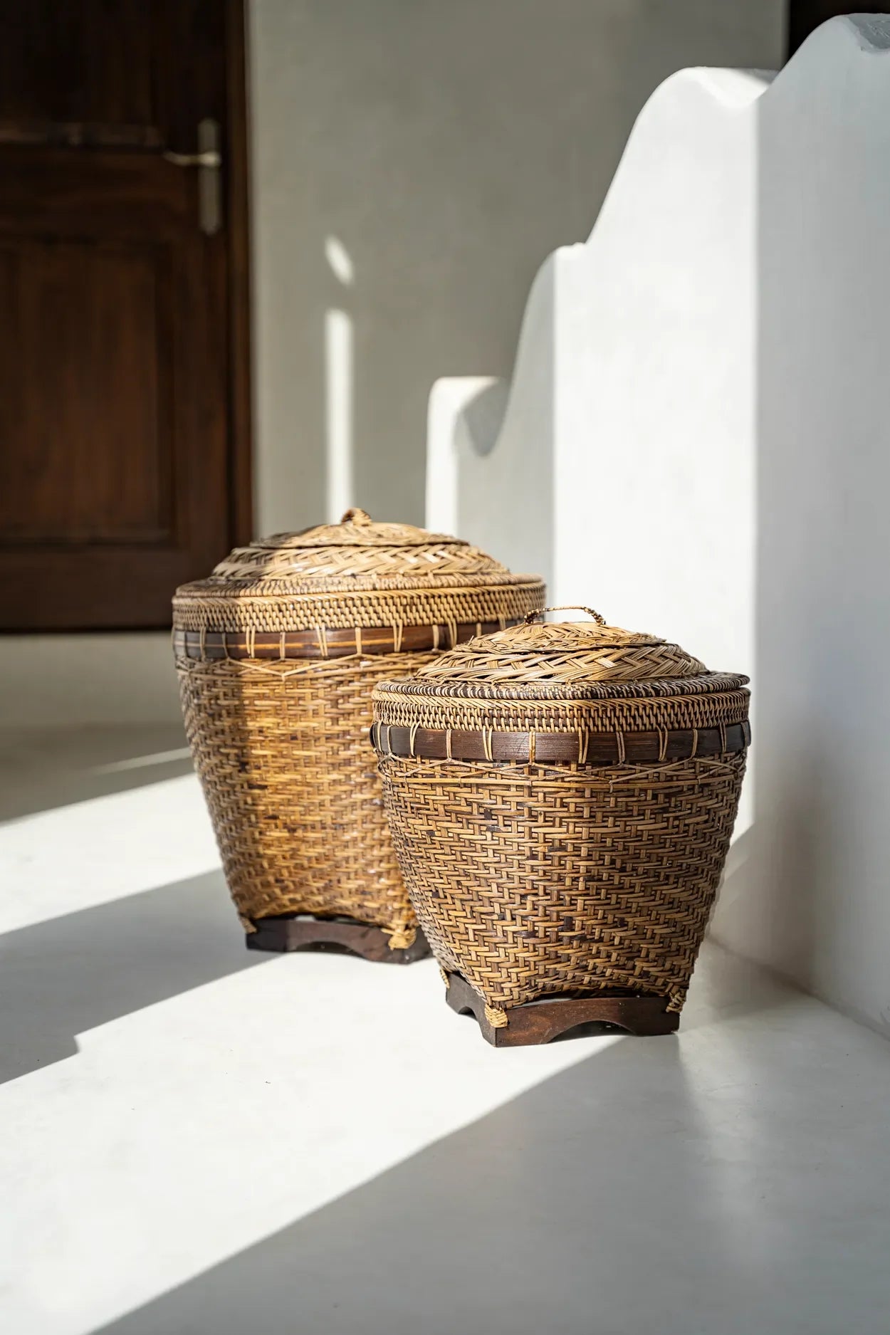 Deux paniers de rangement cylindriques en rotin naturel avec couvercles décoratifs