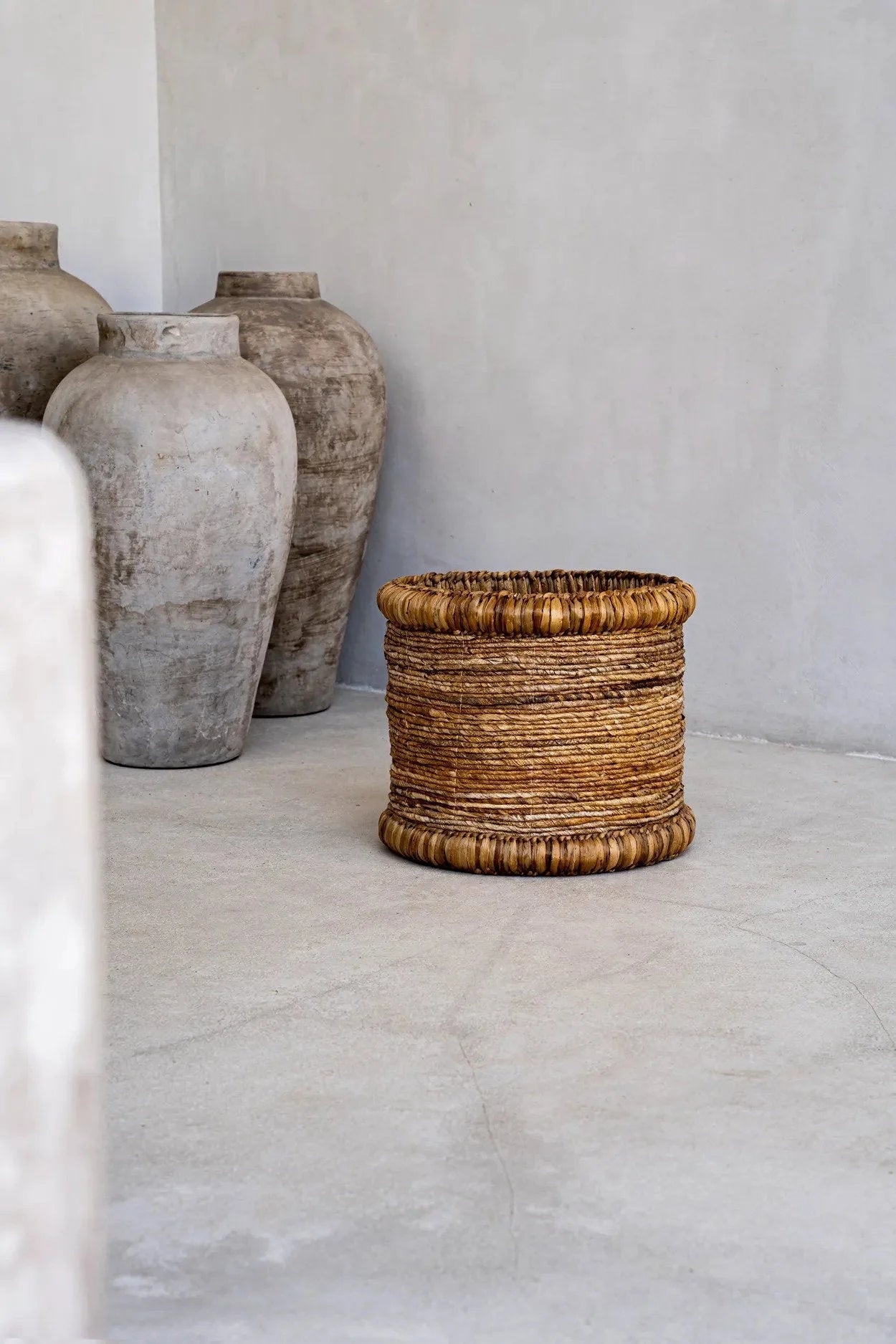 Panier de rangement en fibres naturelles tressées beige forme ronde – Ø38 cm