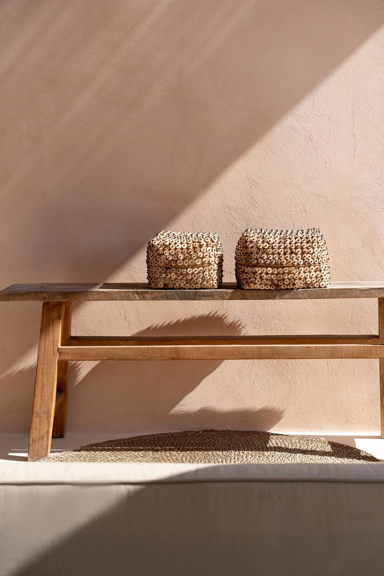 Panier de rangement en fibres tressées et bois