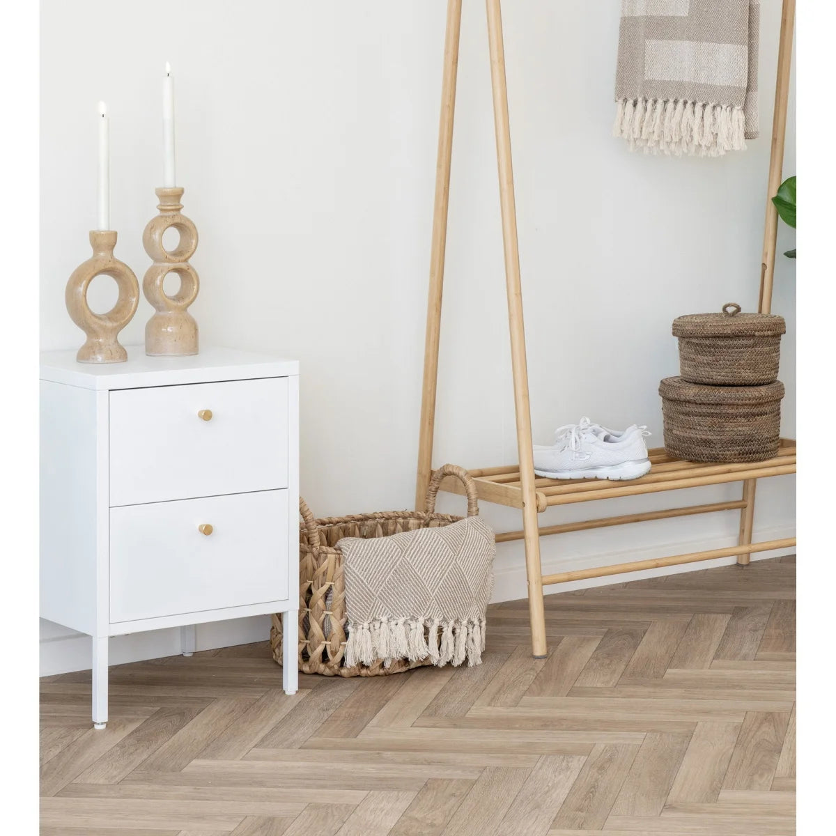 Table de chevet blanche à deux tiroirs avec boutons ronds dorés