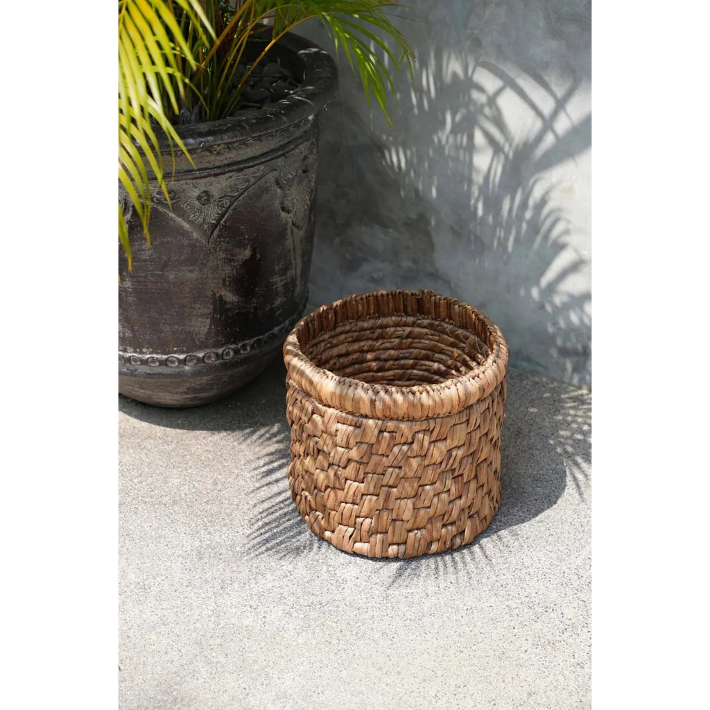 Panier de rangement en jacinthe d’eau tressée ronde naturel avec bord arrondi