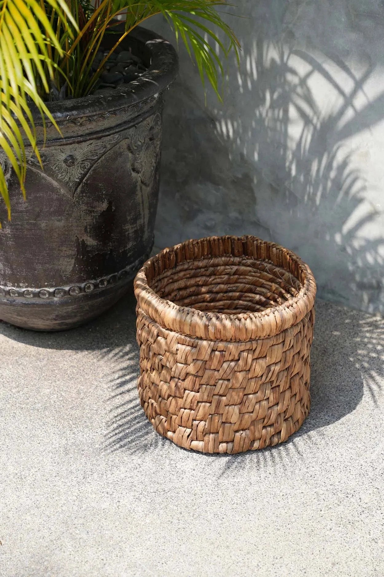 Panier de rangement en jacinthe d’eau tressée ronde naturel avec bord arrondi