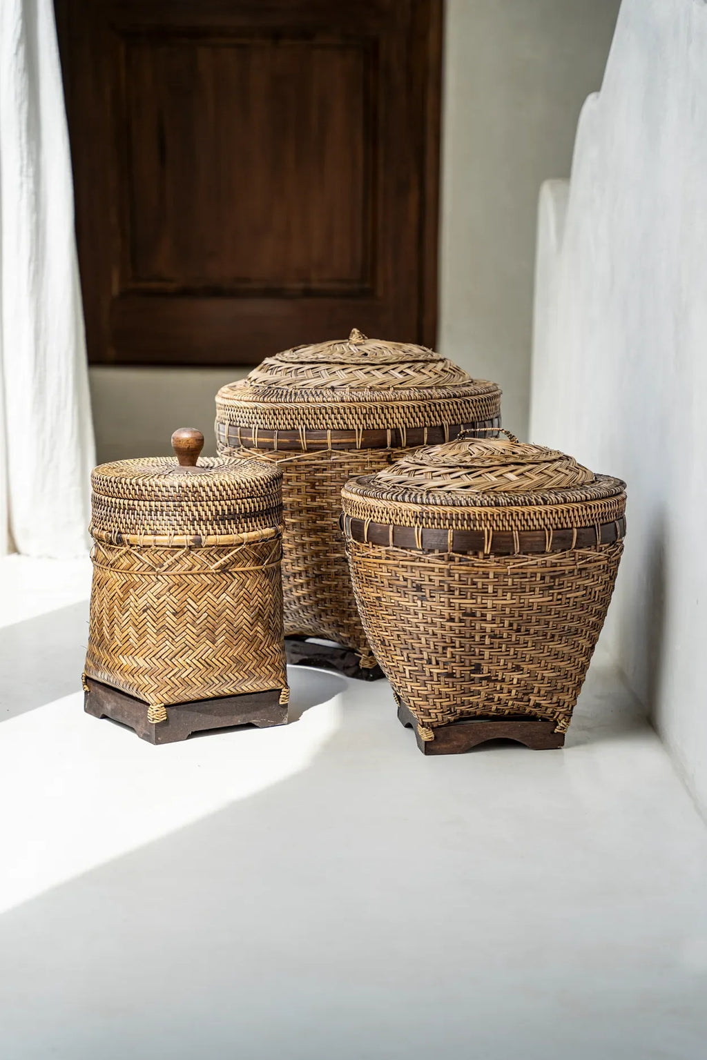 Trois paniers de rangement ovales en rotin tressé naturel avec couvercle et poignée