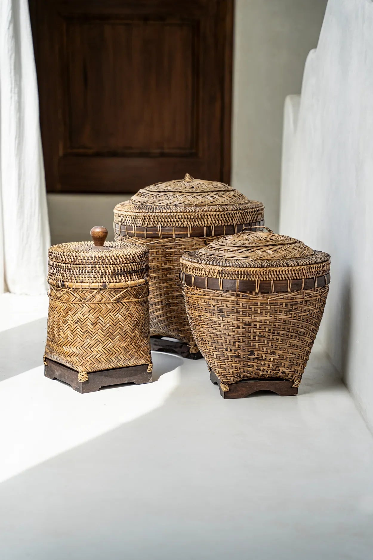 Trois paniers de rangement ovales en rotin tressé naturel avec couvercle et poignée