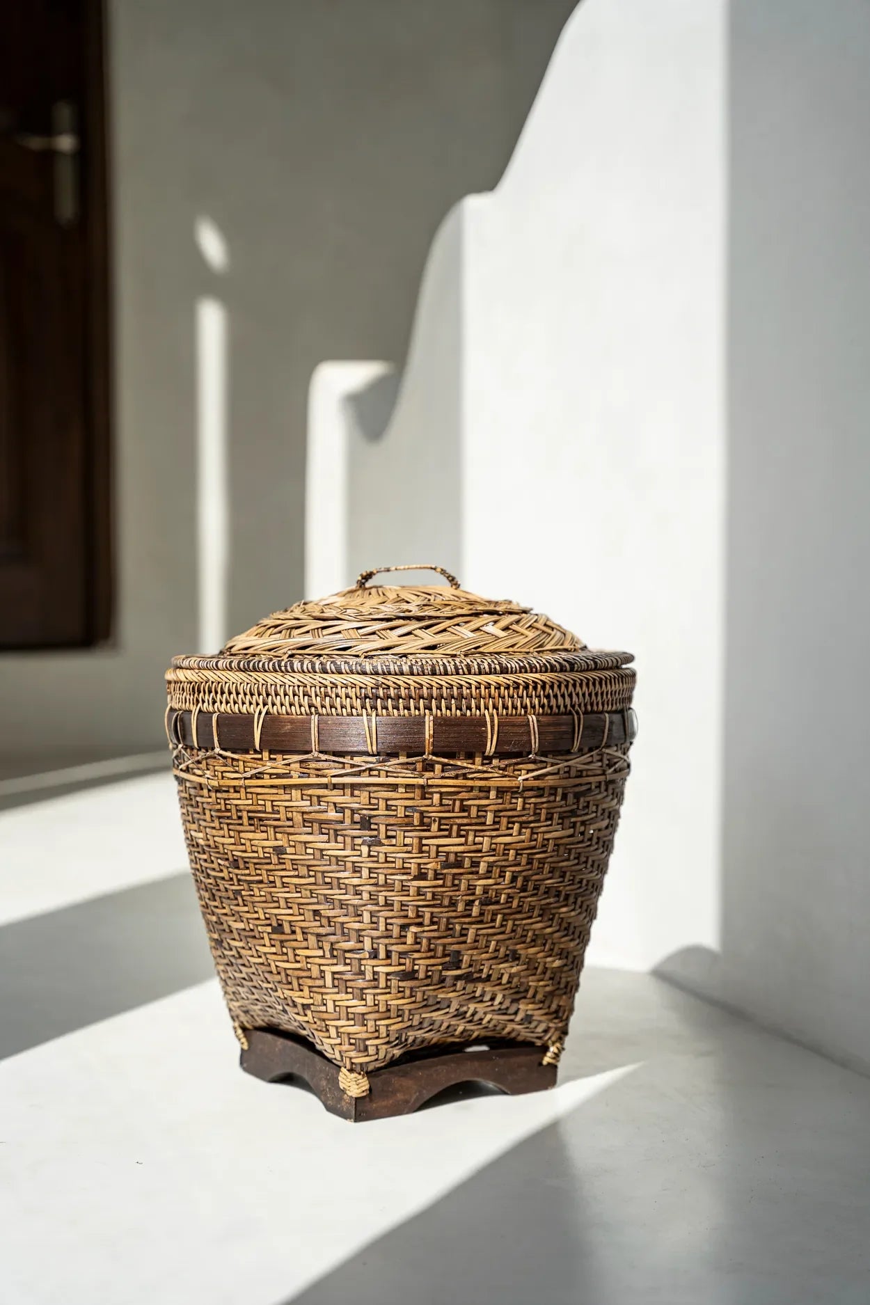 Panier de rangement ovale en rotin tressé naturel avec couvercle et poignée
