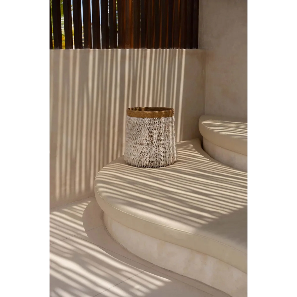 Panier de rangement en pandan et coquillages naturel blanc avec texture et deux tons