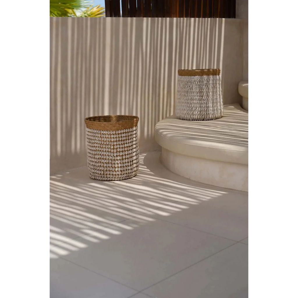 Panier de rangement en pandan et coquillages naturel blanc avec corps clair et rebords marron