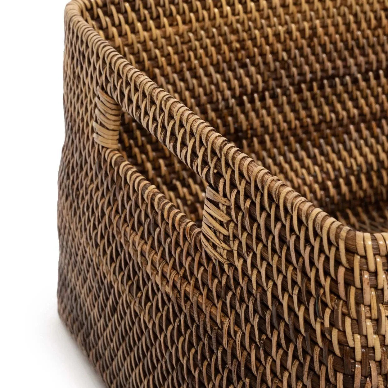 Panier de rangement rectangulaire en rotin naturel brun avec poignées intégrées