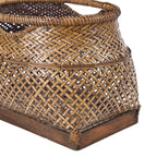 Panier en rotin ajouré brun miel à motif chevron et base bois foncé