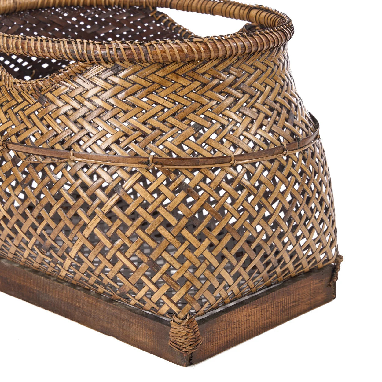 Panier en rotin ajouré brun miel à motif chevron et base bois foncé