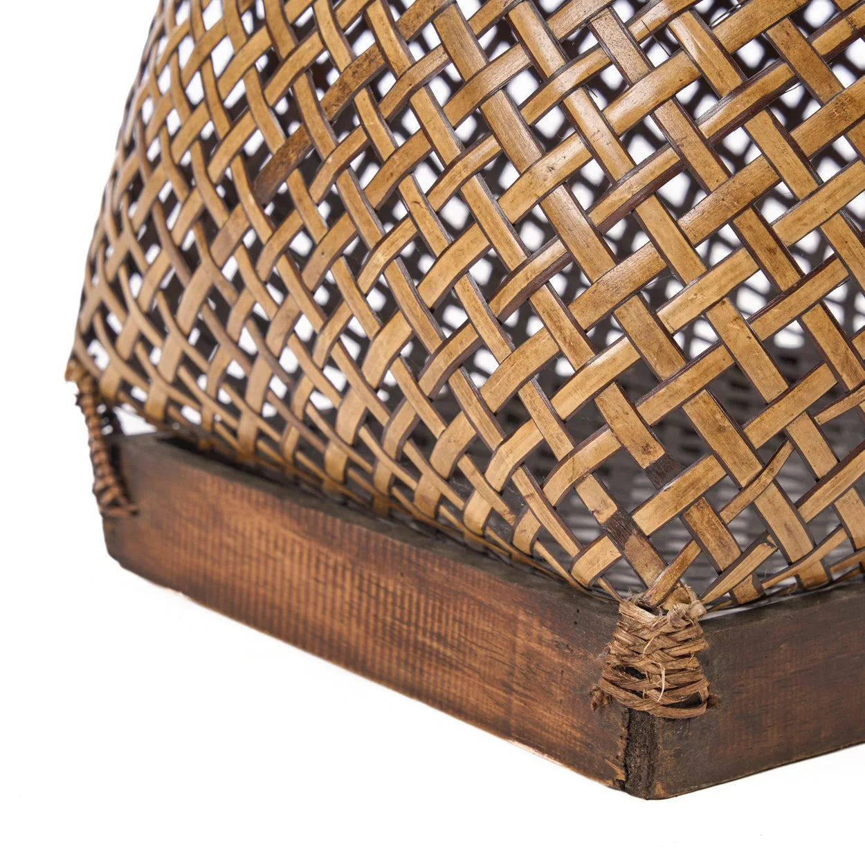 Panier de rangement en rotin ajouré brun miel avec base bois foncé