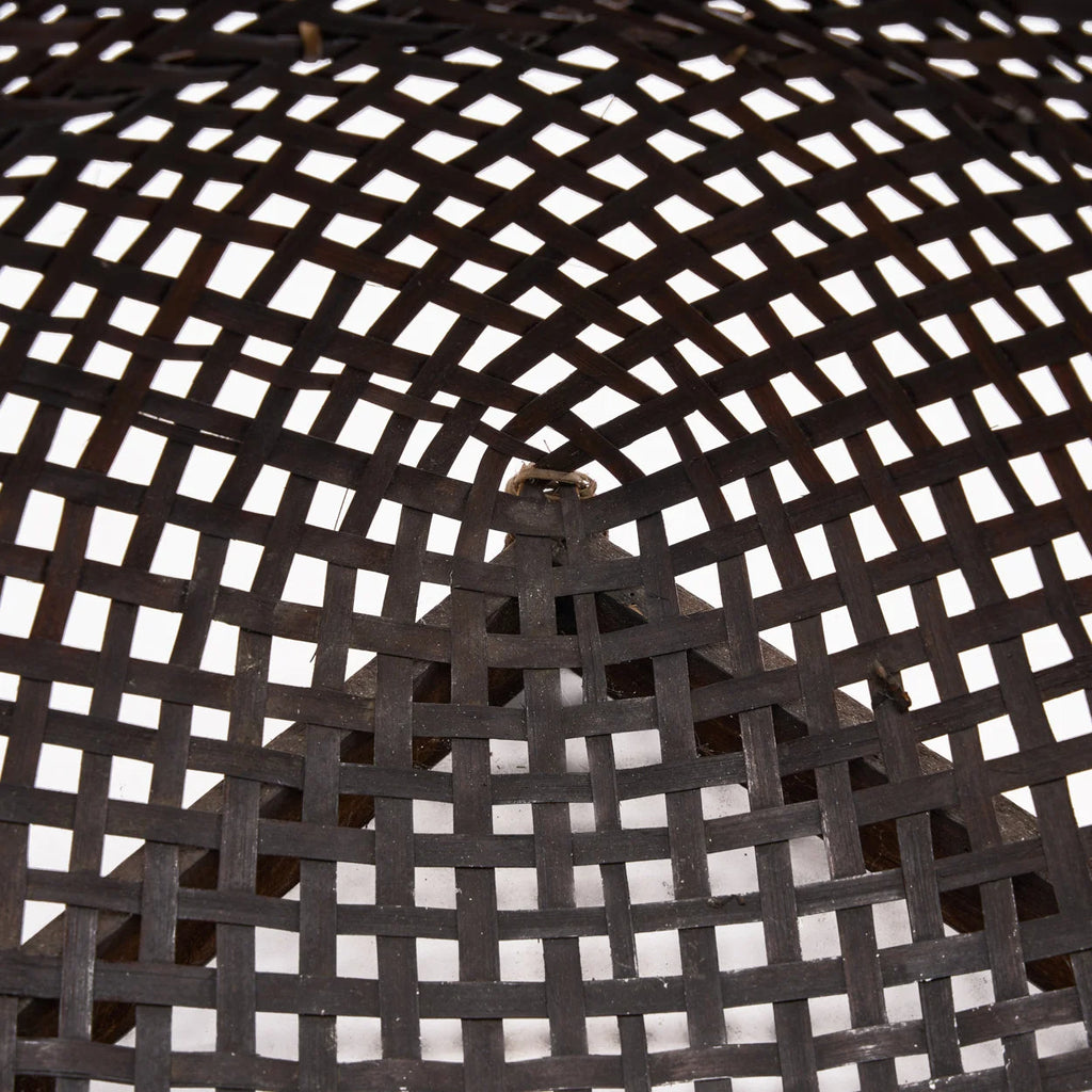 Panier de rangement en rotin ajouré brun miel avec base bois foncé