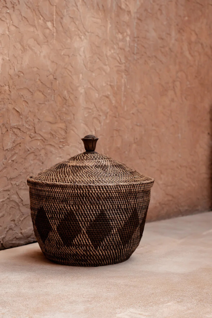 Panier de rangement en rotin brun naturel avec couvercle couronne