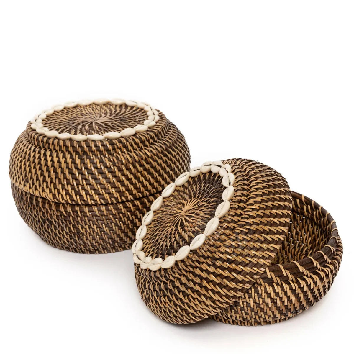 Panier de rangement en rotin foncé et coquillages 27 cm