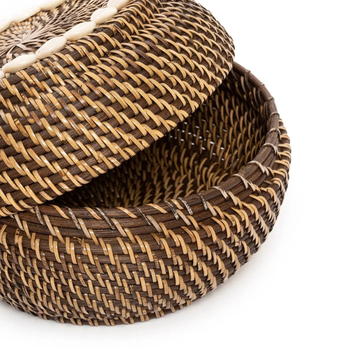 Panier de rangement en rotin foncé et coquillages 27 cm