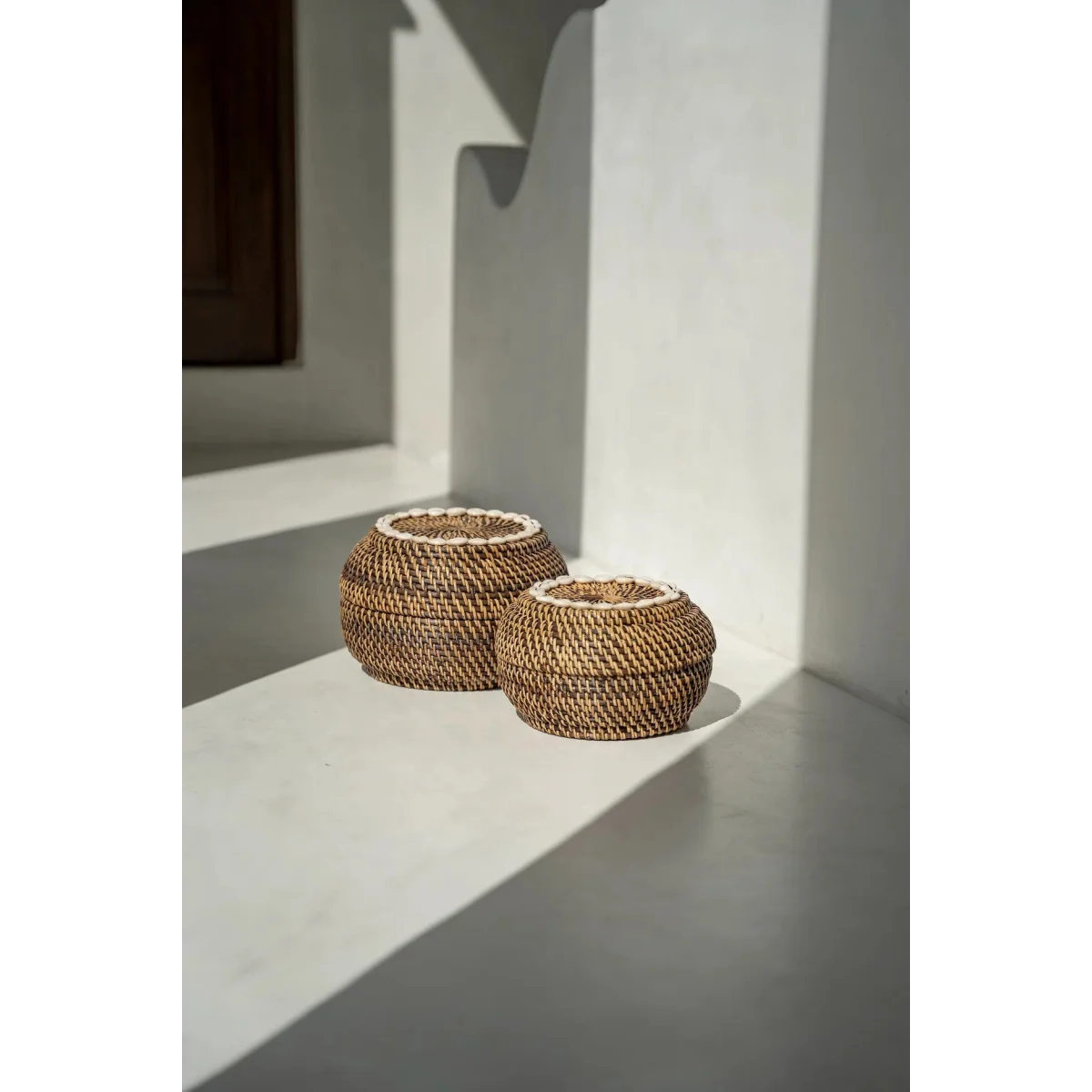 Panier de rangement en rotin foncé et coquillages 27 cm