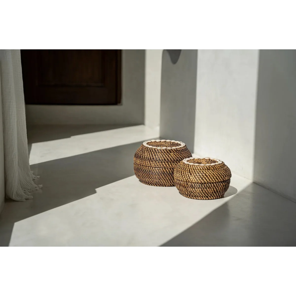Panier de rangement en rotin foncé et coquillages 27 cm