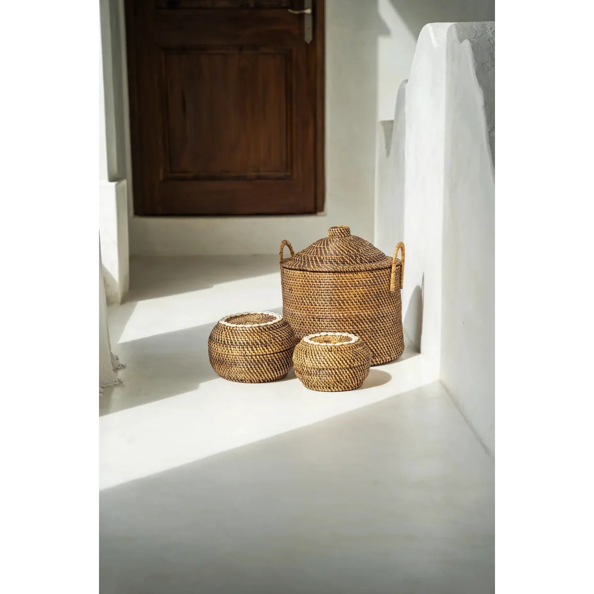 Panier de rangement en rotin foncé et coquillages 27 cm