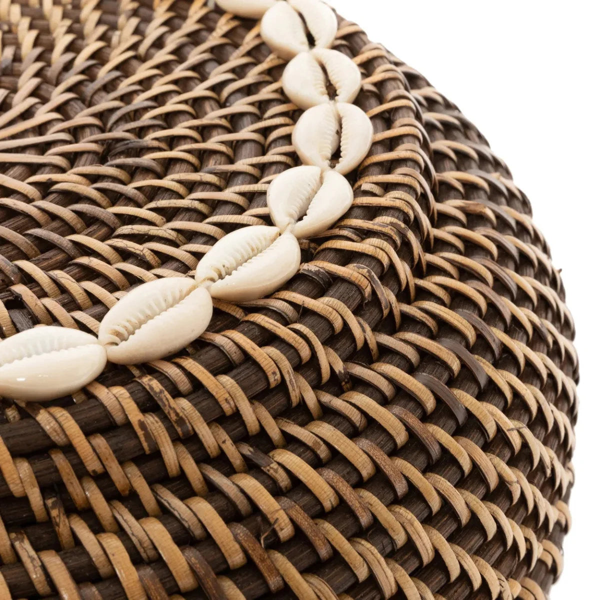 Panier de rangement en rotin foncé et coquillages 27 cm