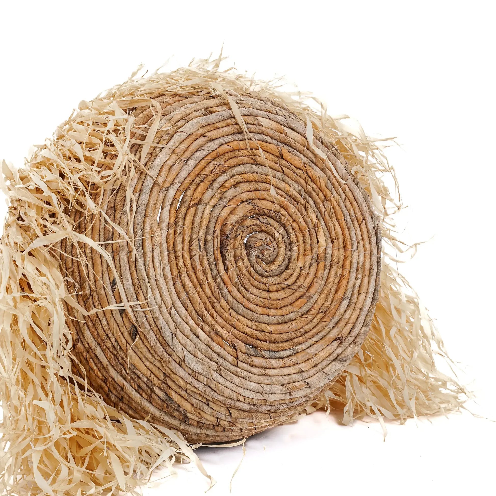 Panier en raphia naturel avec motif en spirale et décoration feuillage 43x43 cm