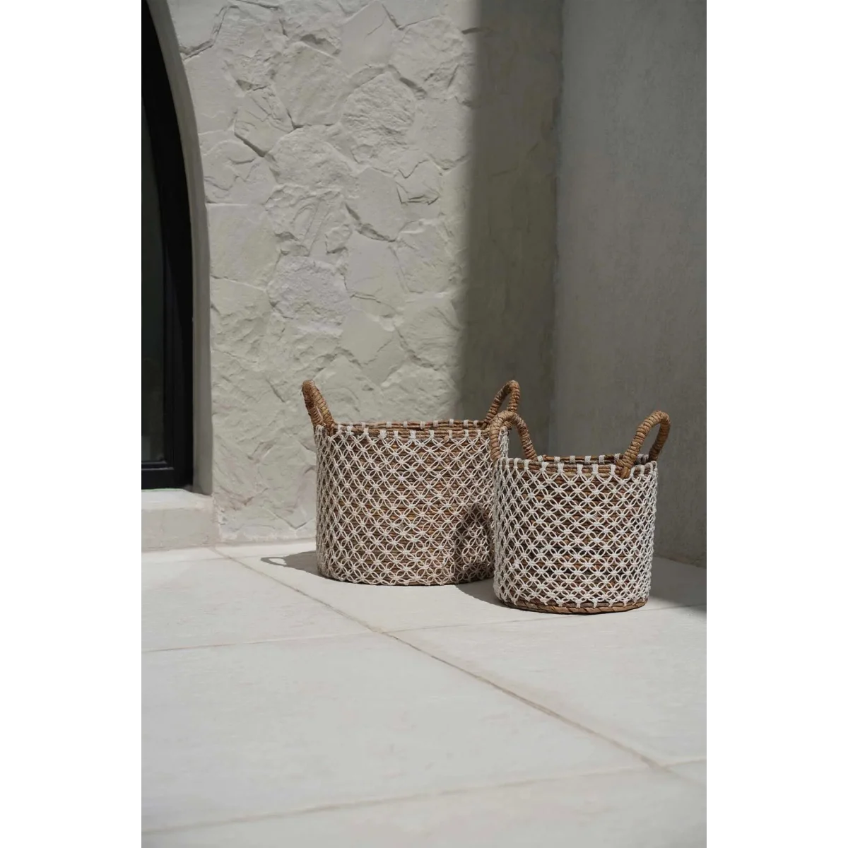 Panier rond en jonc de mer et macramé blanc avec anses – Ø39 cm