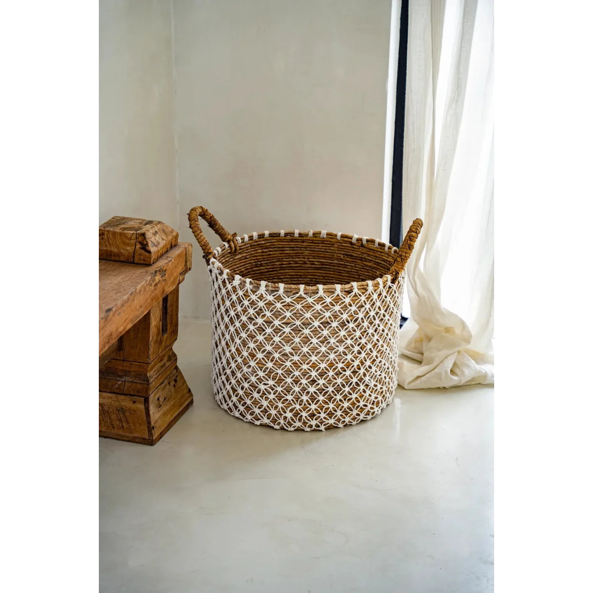 Panier rond en jonc de mer et macramé blanc avec anses – Ø39 cm