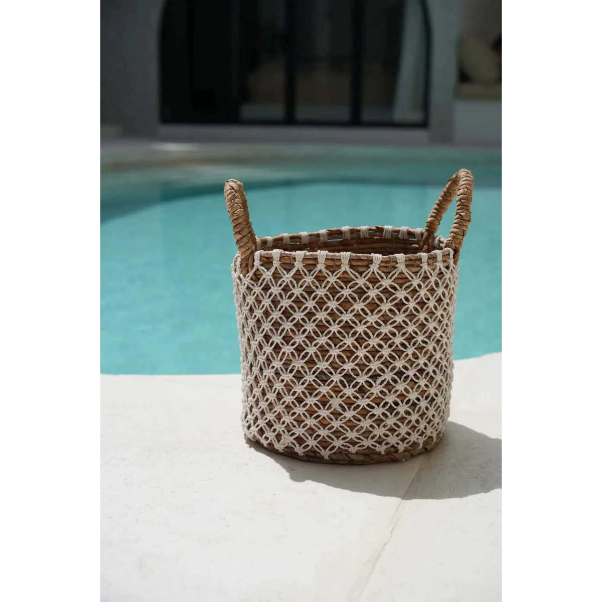 Panier rond en jonc de mer et macramé blanc avec anses – Ø39 cm