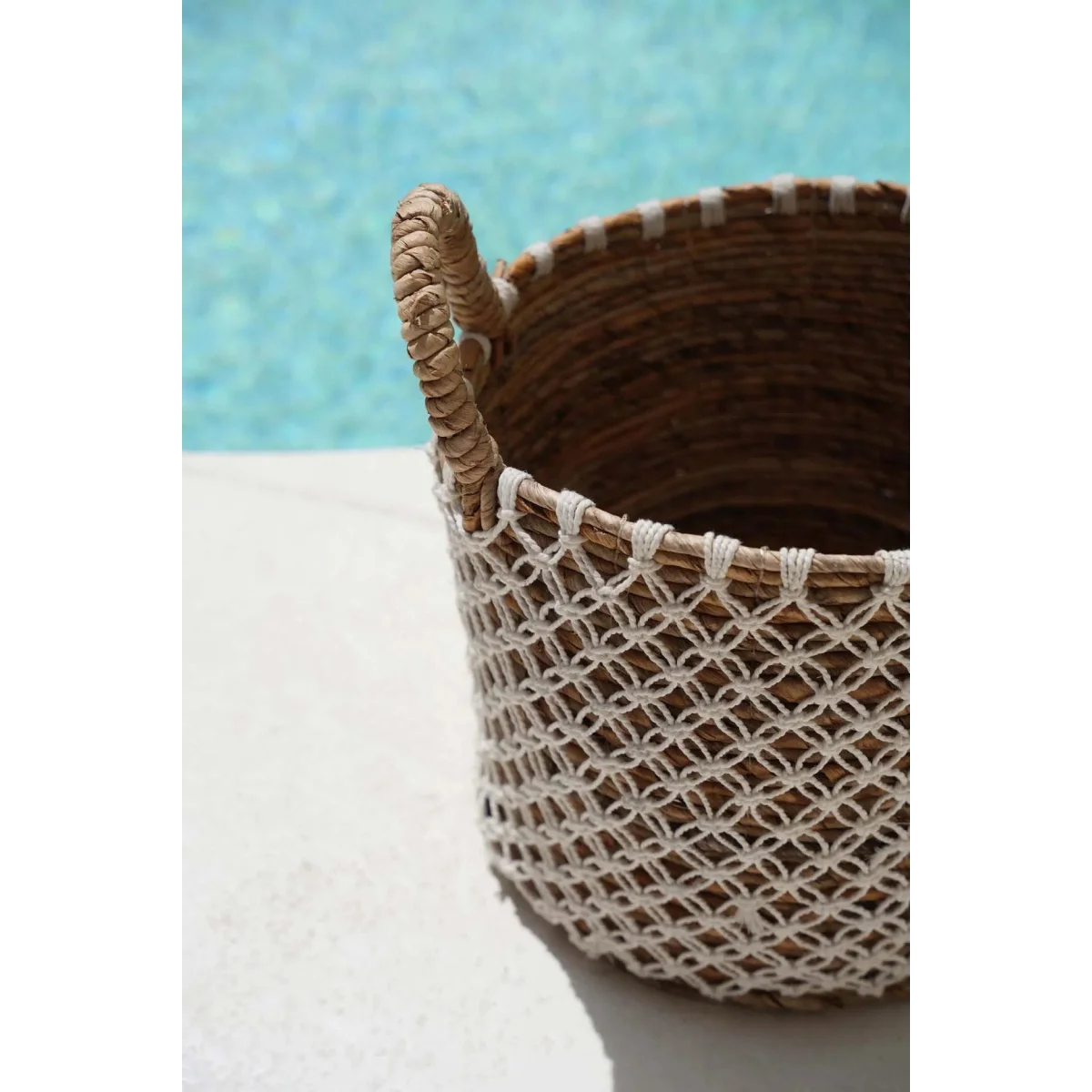 Panier rond en jonc de mer et macramé blanc avec anses – Ø39 cm