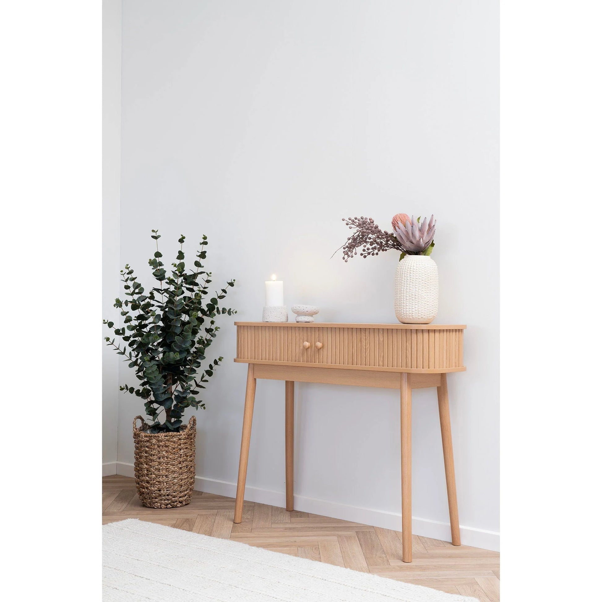 Console en bois avec tiroir cannelé, pièce élégante dans le lot de jonc de mer naturel