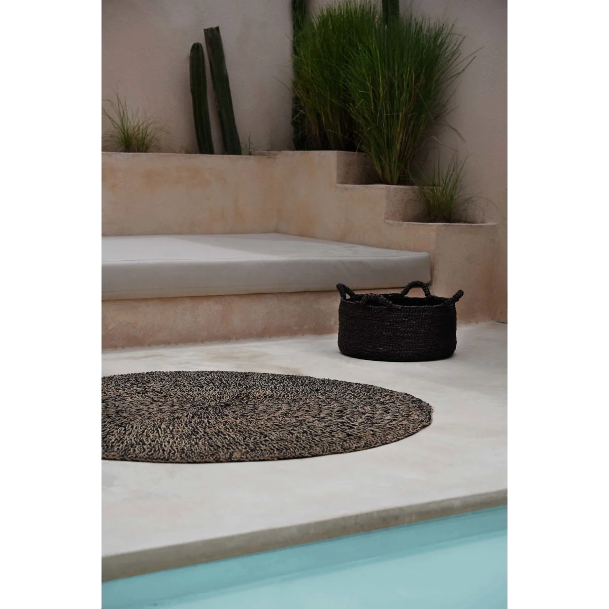 Panier rond en jonc de mer noir à anses souples – Ø52 cm
