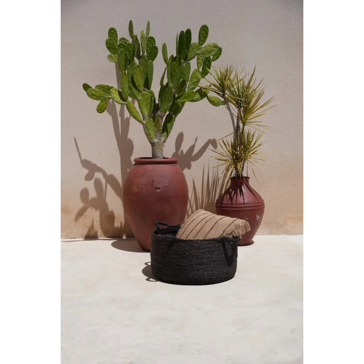 Panier rond en jonc de mer noir à anses souples – Ø52 cm